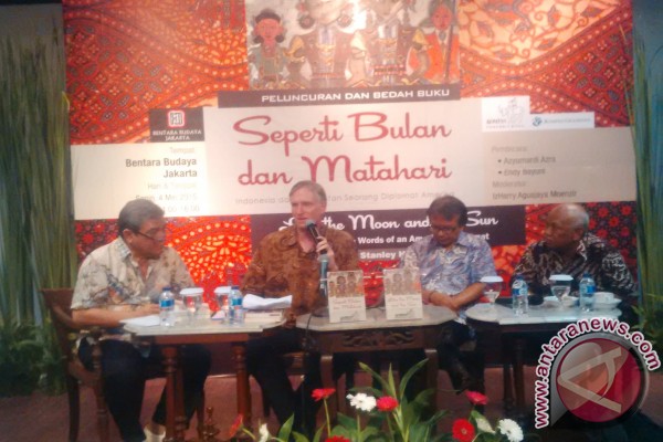 Penulis Izharry Agusjaya Moenzir, Stanley Harsha, editor senior Jakarta Post Endy Bayuni, mantan Rektor UIN Jakarta, Azyumardi Azra, dalam peluncuran buku Seperti Bulan dan Matahari, Indonesia dalam Catatan Seorang Diplomat Amerika, di Jakarta, Senin. (www.antaranews.comAlviansyah Pasaribu)