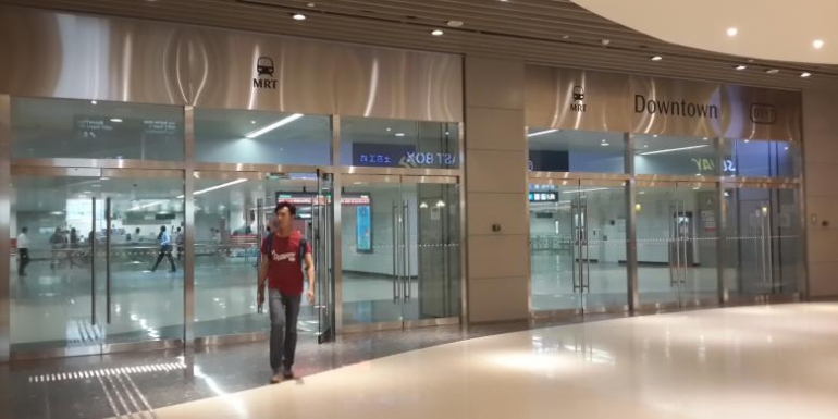 Gerbang Mass Rapid Transit (MRT) yang menghubungkan stasiun bawah kota dengan pusat-pusat bisnis Singapura. Negara kecil ini telah lama melibatkan publiknya dalam perencanaan pembangunan kota, termasuk penerapan aplikasi-aplikasi digital untuk pembangunan Kota Cerdas. (Kompas.com/Hilda B. Alexander)
