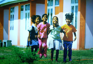 Senyum ceria , anak-anak korban gempa dan tsunami di Aceh , d rumah Risha yang dibangunkan oleh IOM )International Organisation od Migration , Cut Paya, sumber Booklet IOM, 2005