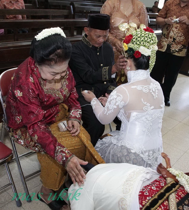 Sungkem Mohon Doa Restu Orang Tua Akan Perkawinan Kita