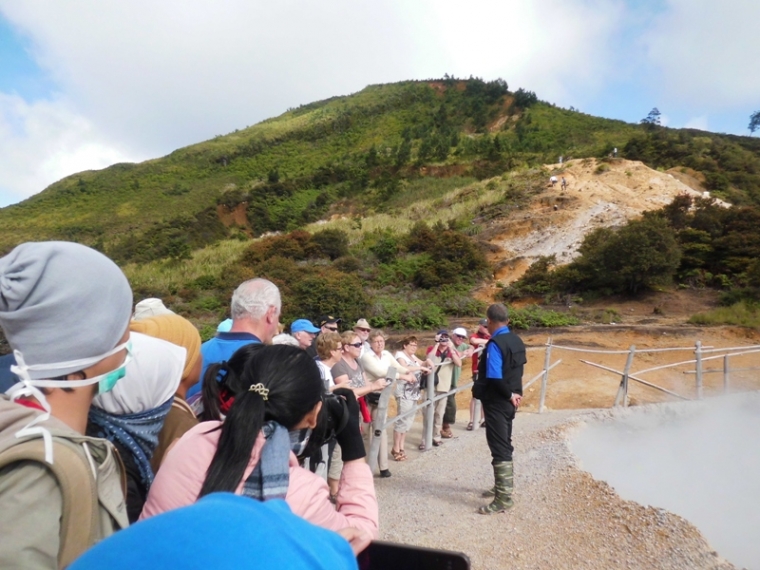 Kawah Sikidang, pengunjung sedang menyaksikan penjelasan dari seorang guide/Dok Pri.