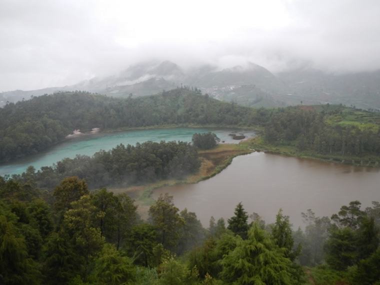 Telaga Warna dan Pengilon diambil dari Batu Ratapan Angin