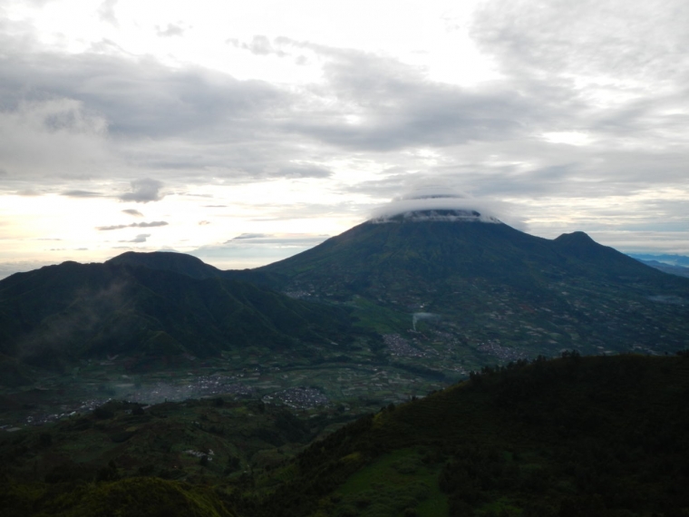 Gunung Sindoro - Sumbing dari Bukit Sikunir