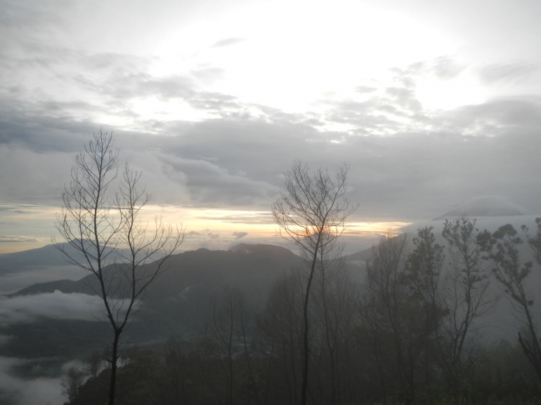 Sering kabut menutupi pemandangan saat sunrise tiba/Dok Pri.