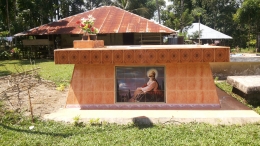 Kuburan warga penganut Kristen  dengan bentuk khas Sumba