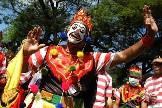 Mengenal Kesenian dan Kebudayaan Madura oleh Muftiyatin Mengenal Kesenian dan Kebudayaan Madura oleh Muftiyatin