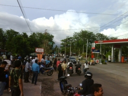 Suasana depan pompa bensin simpang Ahmad Yani, sebelah gedung DPRD Kalbar. Sumber: Gambar pribadi  abanggeutanyo