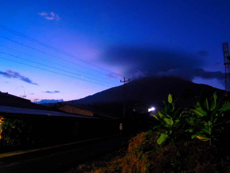 Gunung Sindoro di saat menjelang malam yang sempat menghebohkan warga Temanggung atas keaktifannya yang siap meletus, namun pada akhirnya Allah Swt berkata lain, Gunung Sindoro tetap dalam keadaan kondusif (photo: rendhymoreno.wordpress.com)