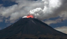 Aktivitas kegempaan Gunung Sindoro di perbatasan Kabupaten Temanggung dan Wonosobo, Jawa Tengah dalam beberapa hari terakhir cenderung menurun, namun status gunung api ini masih tetap waspada.  Petugas Pos Pengamatan Gunung Sindoro dan Sumbing di Desa Gentingsari, Kecamatan Bansari, Sumaryanto di Temanggung, Jumat menyebutkan, pada Senin (19/12) terjadi gempa vulkanik dalam enam kali, vulkanik dangkal 13 kali, tektonik jauh satu kali, tektonik lokal empat kali, dan gempa hembusan 15 kali.  Namun, pada hari berikutnya Selasa (20/12) kegempaan turun drastis, yakni terjadi gempa tektonik jauh dua kali, tektonik lokal satu kali, dan gempa hembusan dua kali.  Pada Rabu (21/12) kembali terjadi gempa vulkanik dalam dua kali, tektonik jauh tiga kali, tektonik lokal dua kali, dan gempa hembusan tiga kali.  Data seismik terakhir yang telah kami catat pada Kamis (22/12) hanya terjadi gempa vulkanik dalam satu kali, tektonik jauh satu kali, dan gempa hembusan dua kali, katanya.  Ia mengatakan, meskipun mengalami penurunan kegempaan, hingga saat ini status Gunung Sindoro tetap waspada.  Menurut dia, meskipun aktivitas Sindoro menunjukkan penurunan, tetap diberlakukan radius berbahaya dua kilometer dari puncak.  Ia mengimbau masyarakat untuk tidak melakukan pendakian hingga ke puncak gunung atau memasuki radius berbahaya.  Meskipun ada kecenderungan menurun, aktivitas gunung ini masih fluktuatif, setelah turun, kemungkinan bisa naik lagi, katanya.  Ia meminta masyarakat untuk tidak panik dan beraktivitas seperti biasa.  Ia mengatakan, munculnya isu akan terjadi letusan besar pada 26 Desember 2011 mendatang tidak perlu dipercaya karena tidak memiliki dasar yang kuat.  Isu tersebut jangan dipercaya. Kami yang memantau perkembangan aktivitas Sindoro akan selalu melaporkan perkembangannya pada Pemkab Temanggung untuk disampaikan ke masyarakat, katanya. (photo: republika.co.id)