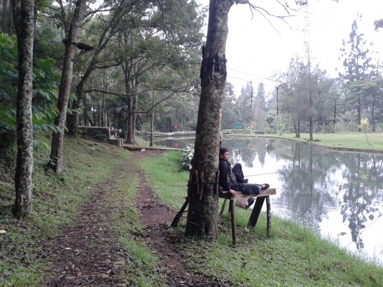 Memancing di tepi danau/Dok Pri.