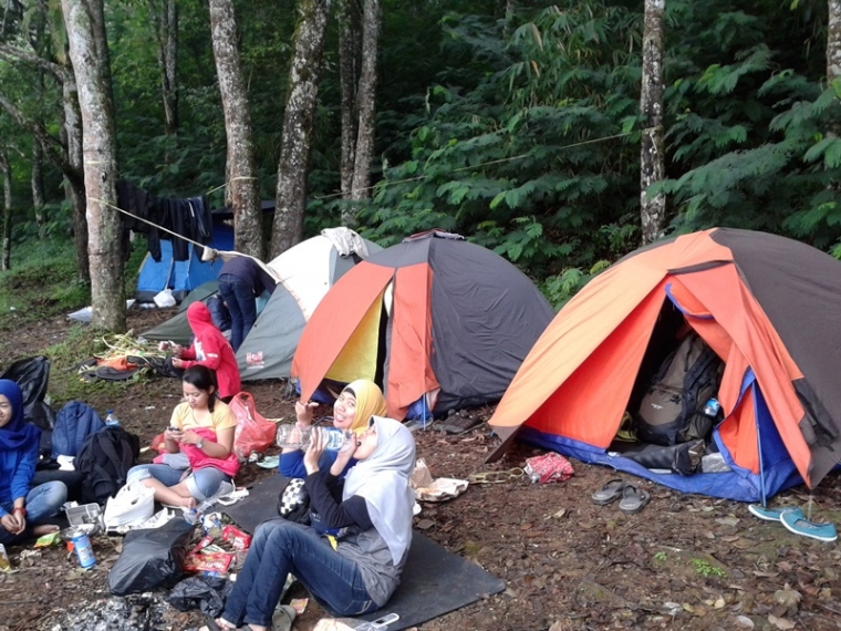 Ceria bersama di tepi Danau Mandawalangi/Dok Pri.