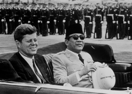 Bersama Presiden Amerika JF Kennedy