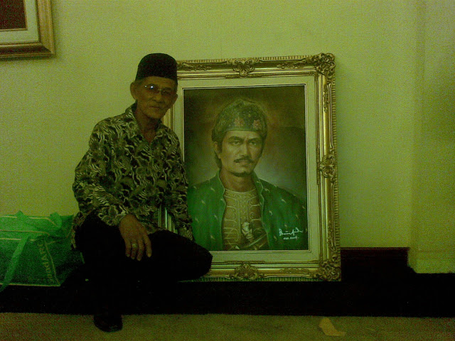 Bapak Eden Arifin bersama Lukisan Sultan Mahmud Badarudin II