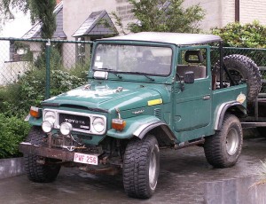 Toyota Land Cruiser FJ40 di Indonesia oleh Ahmad Jayakardi Toyota Land Cruiser FJ40 di Indonesia oleh Ahmad Jayakardi