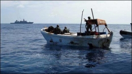 Perahu Pembajak dan Kapal TNI (kompas.com)