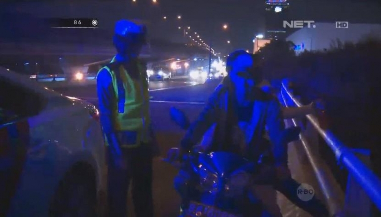 Salah satu pemotor yang pacaran di Fly Over (Image:twitter.com/@86netmedia)