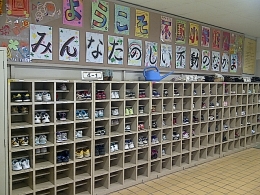 Rak Sepatu di SD Jepang / photo: Junanto