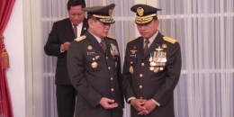 KOMPAS.COM/Sandro Gatra Kepala Staf Angkatan Darat (KSAD) Letjen Budiman (kiri) dan Panglima TNI Jenderal Moeldoko sesaat setelah dilantik oleh Presiden Susilo Bambang Yudhoyono di Istana Negara, Jumat (30/8/2013).
