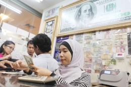 Ilustrasi - transaksi di money changer (JakartaPost/Nurhayati)