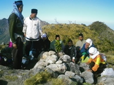 Beberapa warga yang melakukan ritual