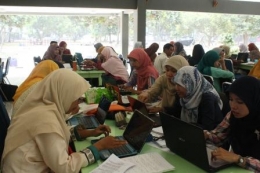 Guru-guru Yayasan Al Muslim, Bekasi sedang Membuat Proposal PTK