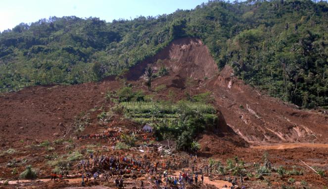 Bencana Longsor di Banjarnegara. Sumber : http://cdn-media.viva.id/thumbs2/2014/12/15/285179_rumah-yang-selamat-dari-terjangan-longsor_663_382.jpg