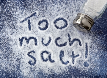 Kurangi konsumsi garam. (Diambil dari : http://www.msgfacts.com/images/too_much_salt_360.jpg)
