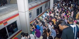 Penumpang penuh sesak hendak menaiki Commuter Line (KOMPAS.com)