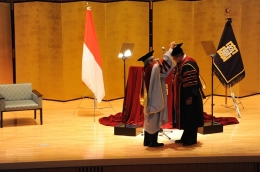 Presiden SBY saat menerima gelar Doktor Honoris Causa dari Universitas Ritsumeikan, Kyoto, atas kontribusinya bagi pembangunan dan demokrasi di Indonesia dan kawasan Asia Pasifik, Senin (29/09/2014) (sumber: http://www.indonesia-osaka.org)