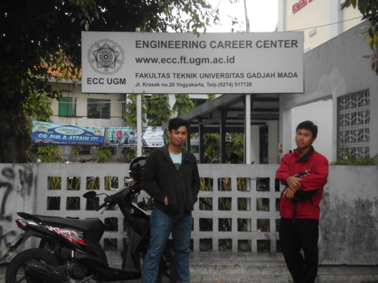 Di depan ECC UGM, besoknya si abang mau tes