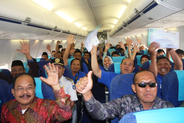 Akhirnya jadi juga: suasana dalam pesawat garuda sebelum landing pertama di BIL (gambar/infolombok)