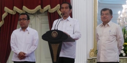 Presiden Joko Widodo didamping Menteri Sekretaris Negara Pratikno dan Wakil Presiden Jusuf Kalla saat mengumumkan sikap terkait konflik KPK-Polri di Istana Merdeka, Jakarta, Rabu (18/2/2015)./Kompas.com
