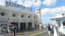 gerbang masuk ke Brighton Pier, dermaga berisi aneka wahana permainan.
