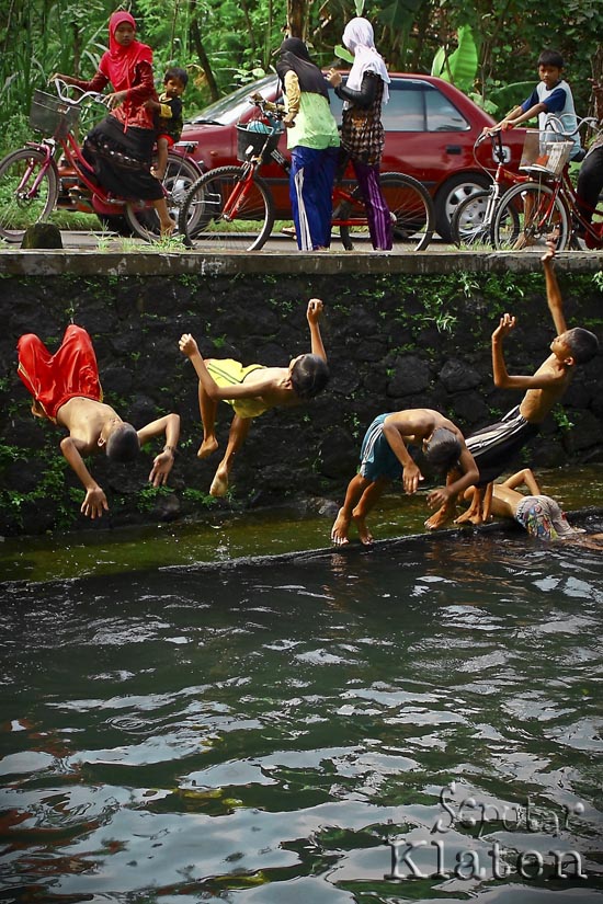 Ngintip Orang Mandi Di Sendang Mbalong Klaten Jateng Ngintip Orang Mandi Di Sendang Mbalong Klaten Jateng