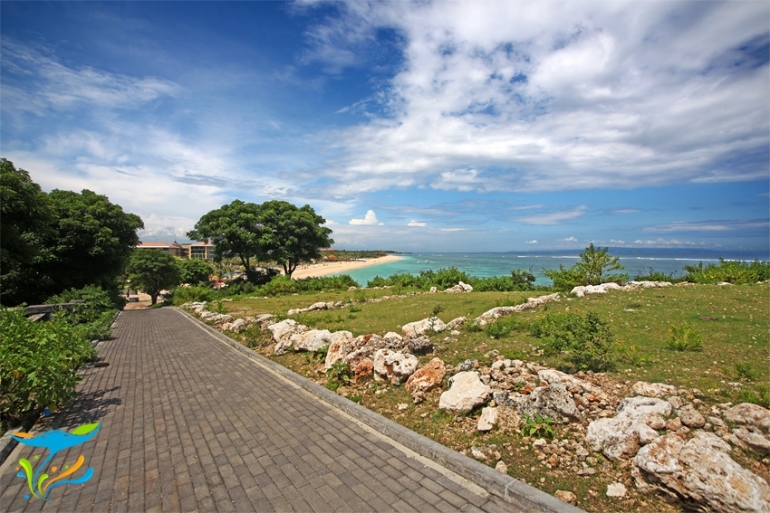 Pemandangan Pantai Geger dari jalan masuk kedua (dok. Fantastic Bali)