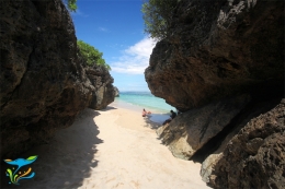 Pantai sempit diantara celah batu karang raksasa (dok. Fantastic Bali)