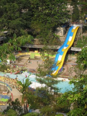 Menikmati Air Terjun Curug Luhur Bogor Jawa Barat Menikmati Air Terjun Curug Luhur Bogor Jawa Barat