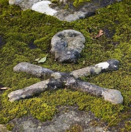 http://2.bp.blogspot.com/_h937HNtz6ek/Sv6lHWLoi9I/AAAAAAAAEW8/XZEWd7psHGc/s400/unusual-tombstones-graves-08.jpg
