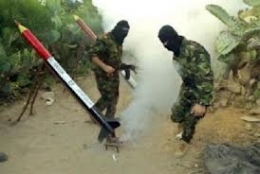 Pejuang Hamas bersiap menembakkan roket Qassam ke wilayah selatan Israel. (photo: ibtimes.com)