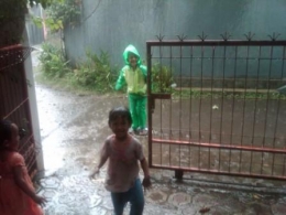 Anak-anak riang mandi hujan (dok. pribadi)
