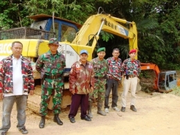Gambar : Equator.com. Dua alat berat yang ditahan warga pada Nopember 2011 di Dusun