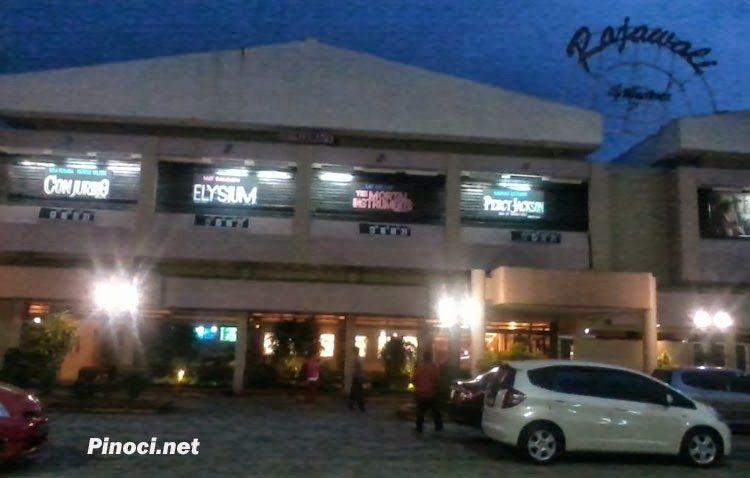 Suasana Rajawali Cinema Purwokerto, Jawa Tengah pada malam hari. (Sumber -- http://www.pinoci.net)