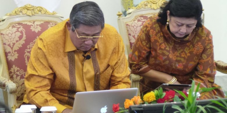 kemeja sby dan dress ikat bu ani/kompas.com
