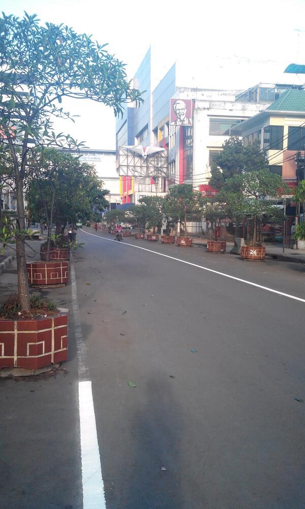 Jalan Kepatihan esok harinya oleh @SuratMartin