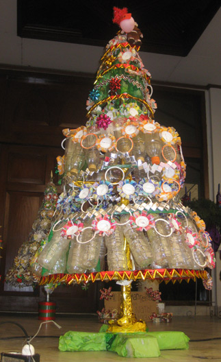 Go Green X mas Pohon Natal dari Barang Bekas oleh Dwi Go Green X mas Pohon Natal dari Barang Bekas oleh Dwi