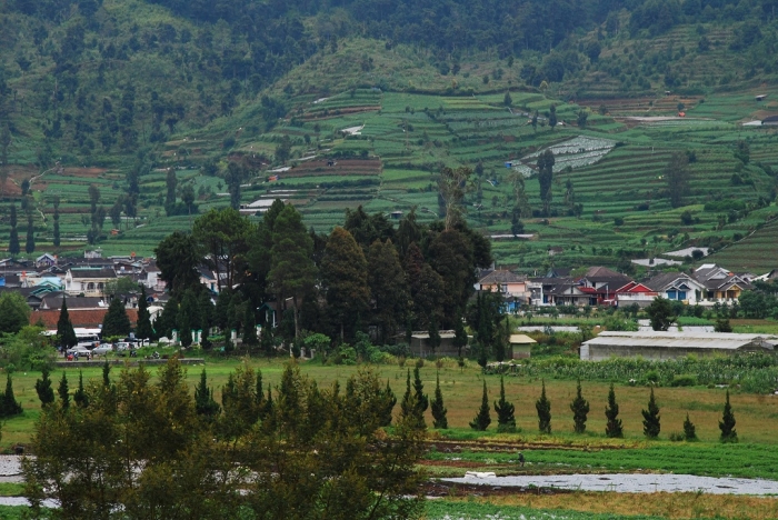 Antara Borobudur dan Dieng Tentang Sejarah Potensi Alam Antara Borobudur dan Dieng Tentang Sejarah Potensi Alam