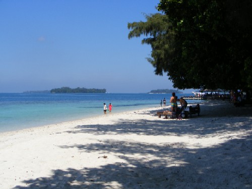 Pantai pasir putih Pulau Sepa Pulau Seribu