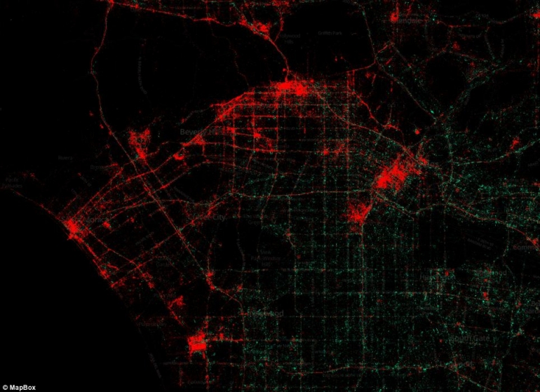 Peta Los Angeles | Titik Merah= Pengguna iOs - Titik Hijau= Pengguna Android | credit: Mapbox - dailymail.uk)