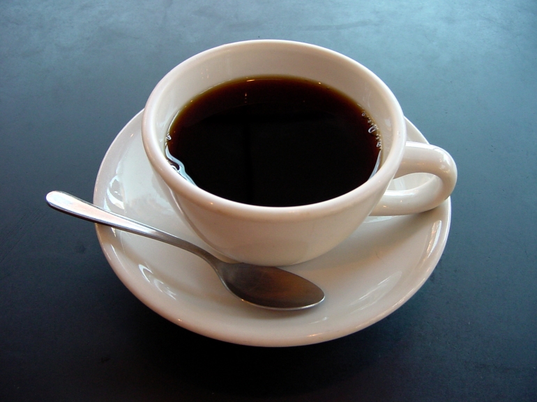 secangkir kopi hitam 