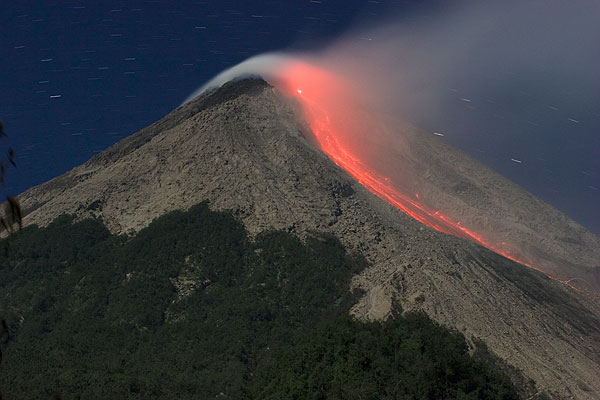 Gunung api yang berbentuk kerucut dengan lereng curam dan hampir simetris, merupakan tipe gunung api yang paling banyak terdapat di indonesia. gunung ini disebut juga gunung api berbentuk …